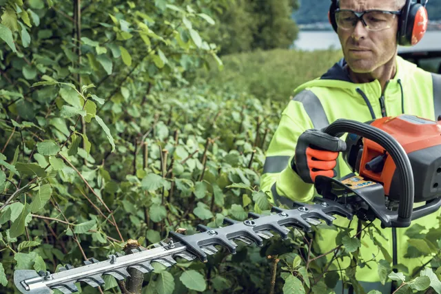 Nożyce Husqvarna 522HDR75X poradzi sobie z gęstymi lub zarośniętymi żywopłotami